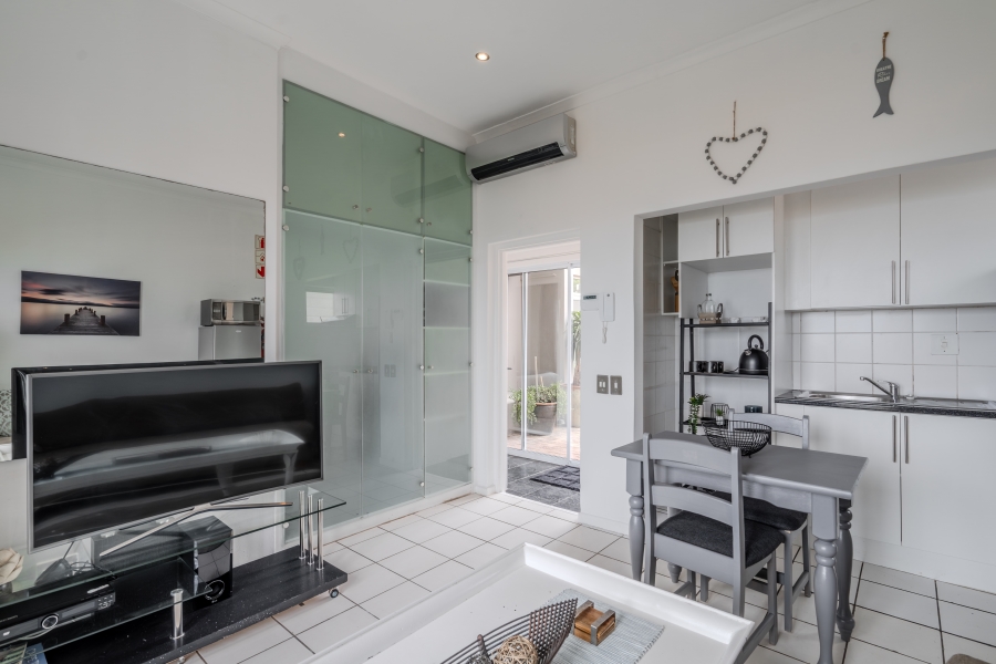 To Let 1 Bedroom Property for Rent in Camps Bay Western Cape